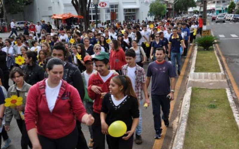 Mais de 250 pessoas participam de passeata contra a violência infantil