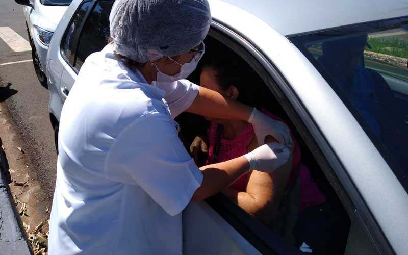 Campanha de vacinação contra a gripe tem sistema “drive thru”