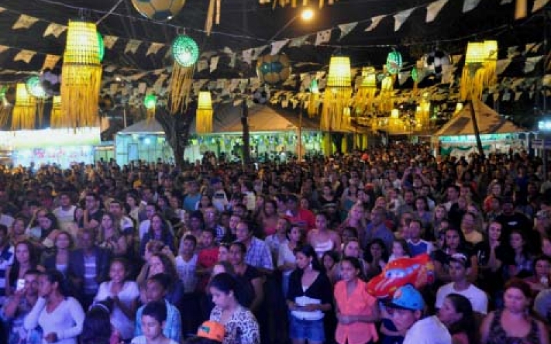 Festa Junina lota a praça na noite de abertura
