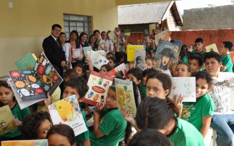Escola Sebastião Luiz de Oliveira recebe doação de livros infantis