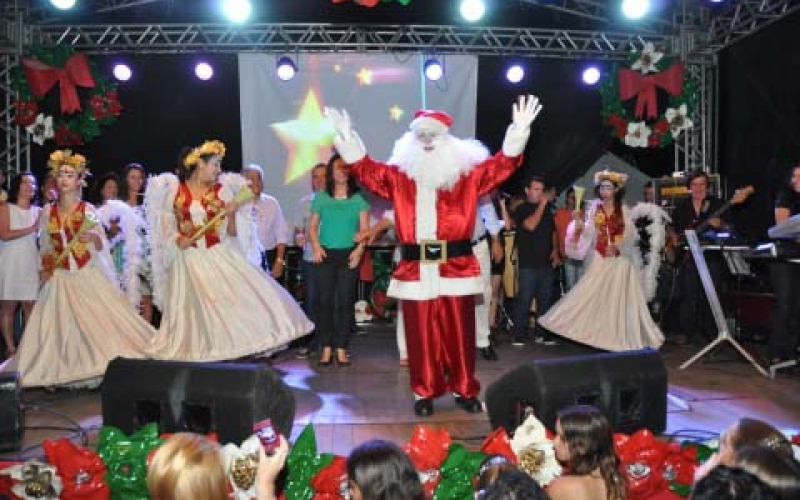 Chegada do Papai Noel marca abertura do Natal em Ibiporã
