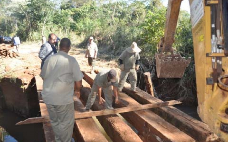 Secretaria de Obras de Ibiporã auxilia na reconstrução da ponte do Limoeiro