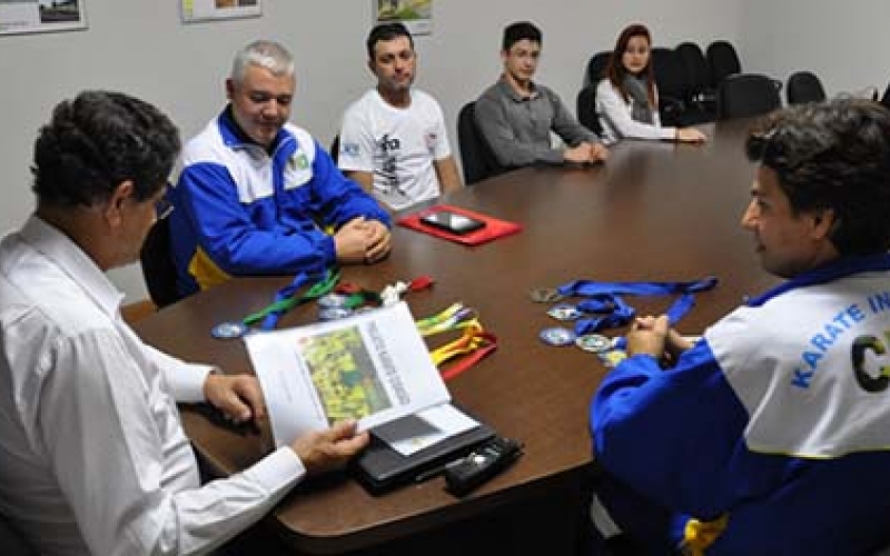 Prefeito recebe atletas de Ibiporã premiados no Sul-Americano de Karatê