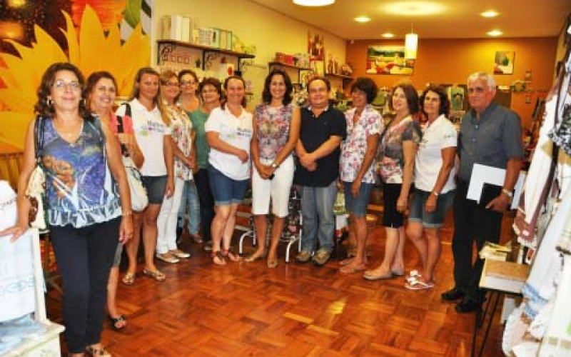 Artesãs de Sertanópolis visitam Centro do Artesanato
