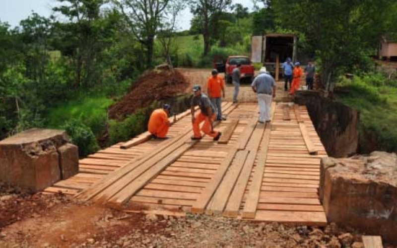 Prefeitura constrói ponte para atender agricultores