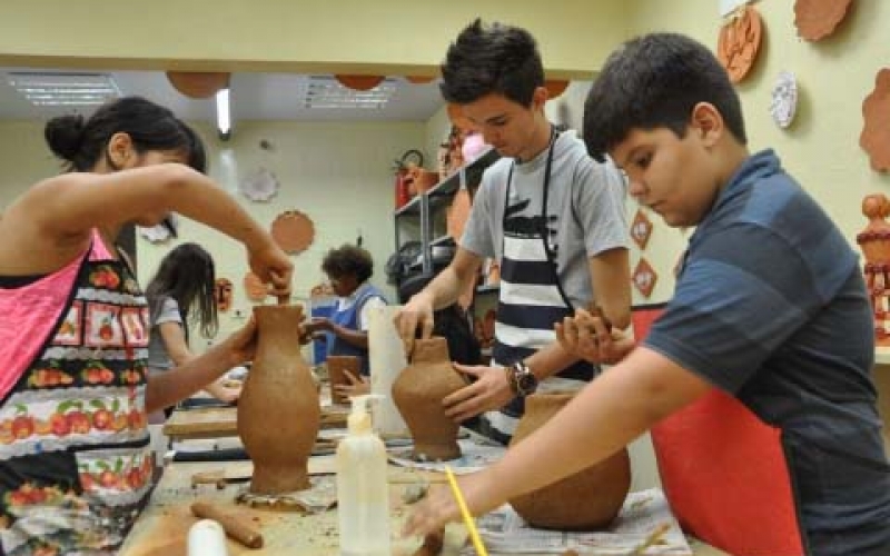 Exposição de vasos ornamentais dos alunos de cerâmica 