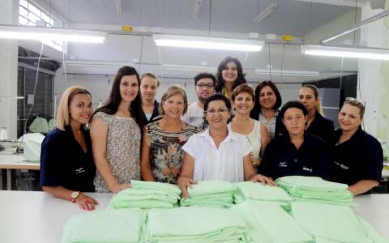 Alunos do Curso de Costura Industrial doam lençóis confeccionados à Secretaria de Saúde