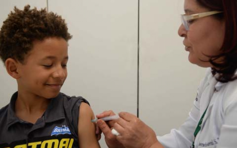 Vacina contra o HPV também está disponível para meninos