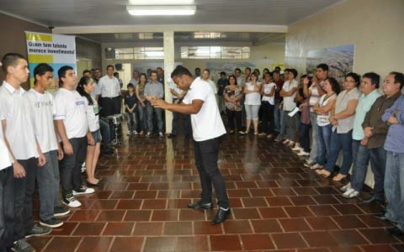 Escola de Música e Coro Cênico da Fundação Cultural cantaram para os pais na Prefeitura