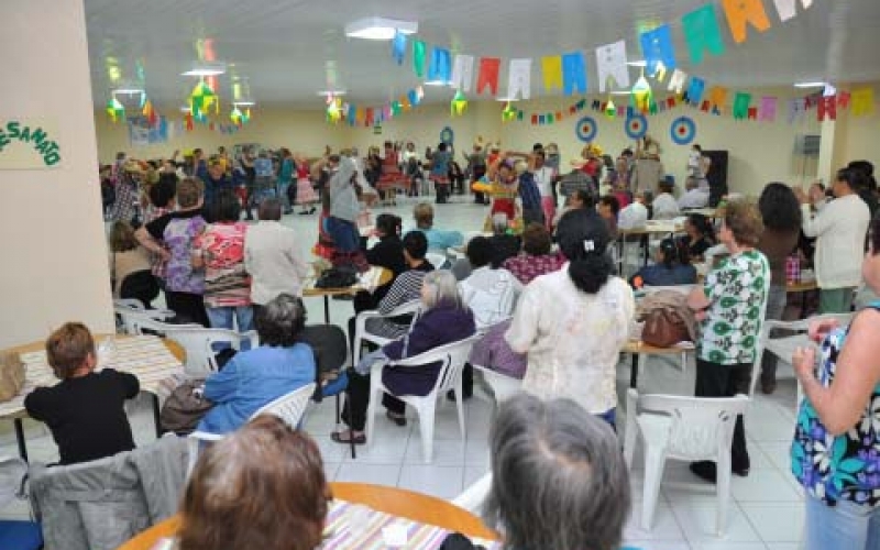Festa Julina do CCI reúne cerca de 200 idosos