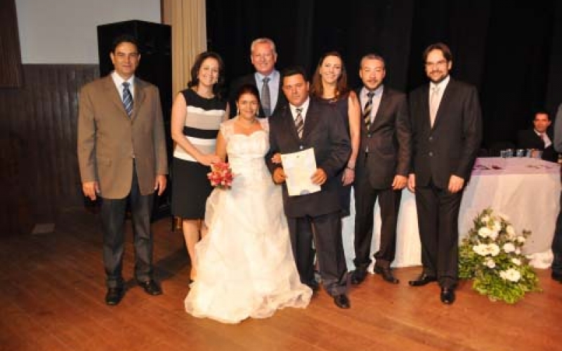 Casamento coletivo proporciona felicidade e emoção para noivos, padrinhos e convidados