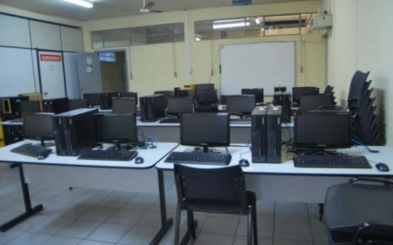 Prefeitura investe R$500 mil na compra de novos computadores para escolas