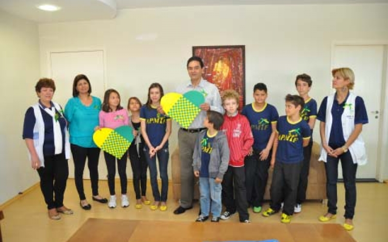 Alunos da Escola de Formação da APMIF fazem coração verde e amarelo para celebrar a semana da Pátria