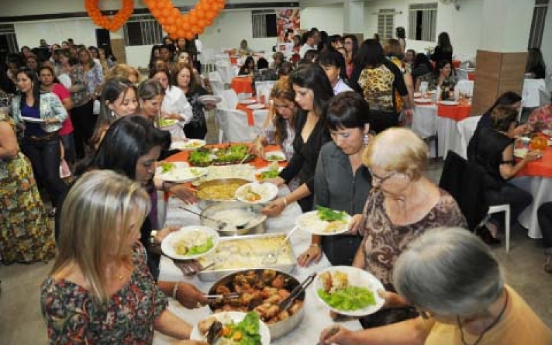 Servidoras municipais participam de jantar em comemoração ao dia das mães