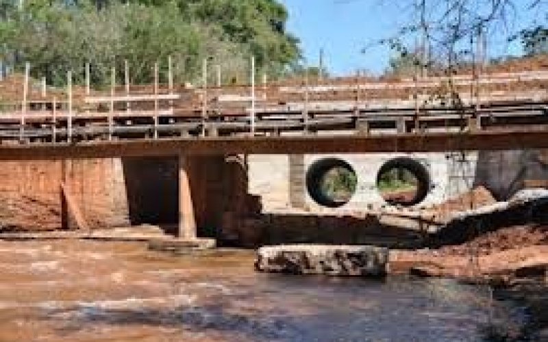 Ponte sobre o Ribeirão Lindóia está liberada