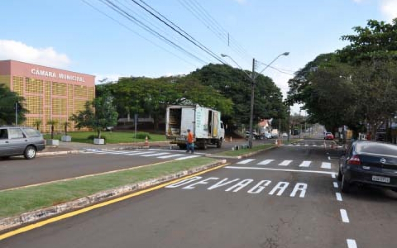 Prefeitura Municipal realiza melhoria na sinalização horizontal e vertical de trânsito