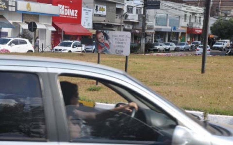 Rotatórias ganham placas educativas de trânsito em Ibiporã