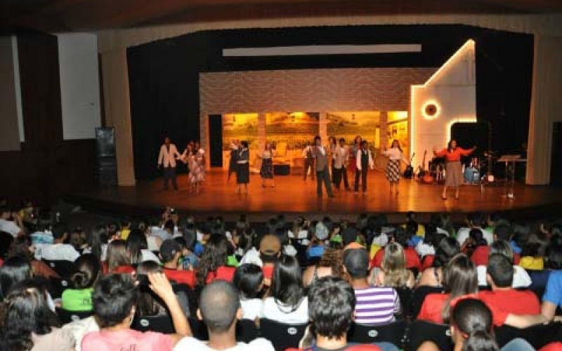 Fundação promove noite cultural para alunos de Sertanópolis