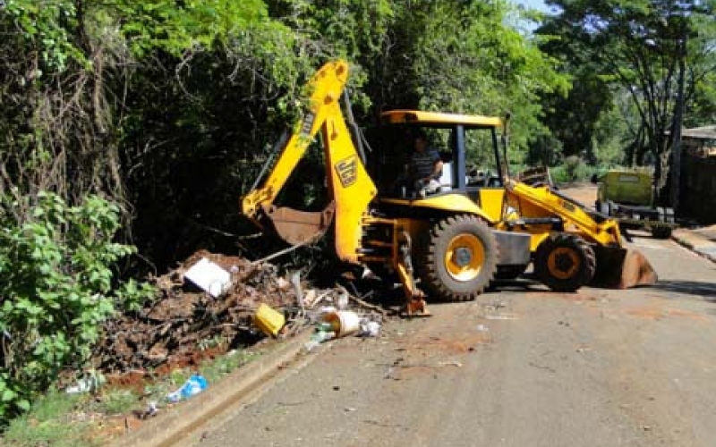 Administração Municipal faz limpeza no fundo de vale do Irará