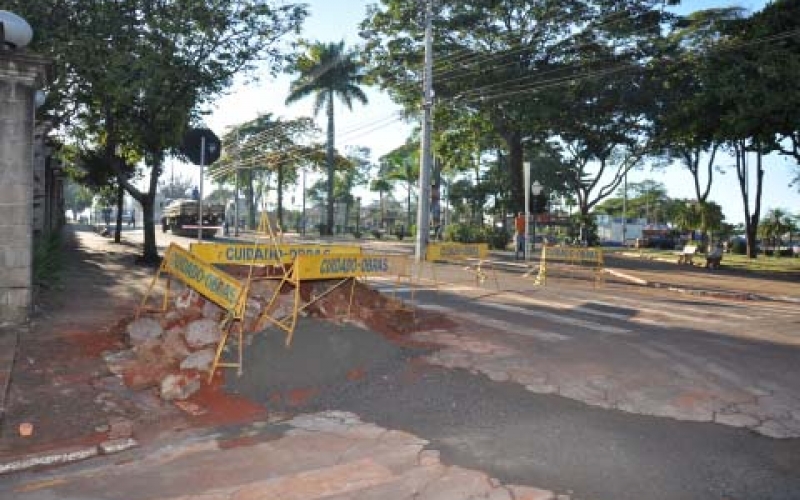 Samae e Secretaria de Obras adequam sistema de esgoto da Praça Central