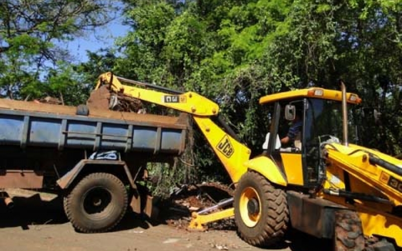 Administração Municipal realiza mutirão de limpeza em fundos de vale