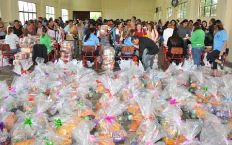 200 famílias receberam a cesta de Natal