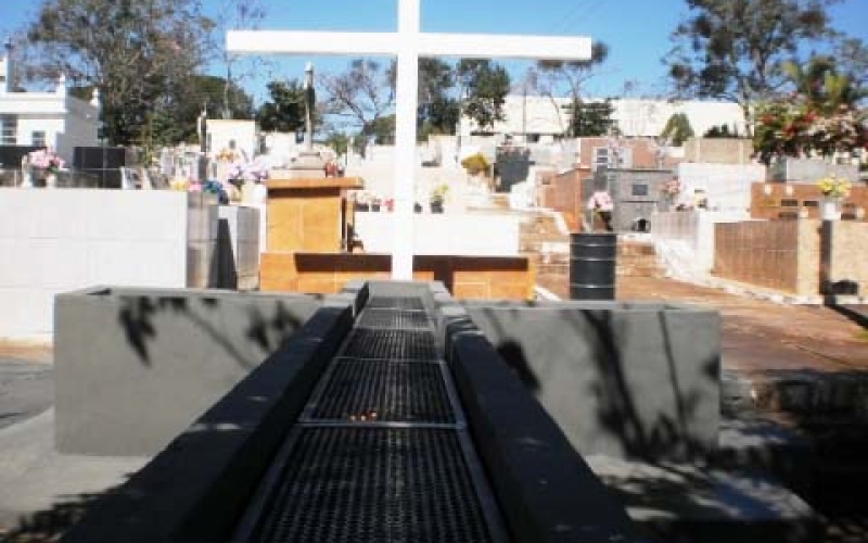 Grelhas são instaladas no cruzeiro do Cemitério São Lucas