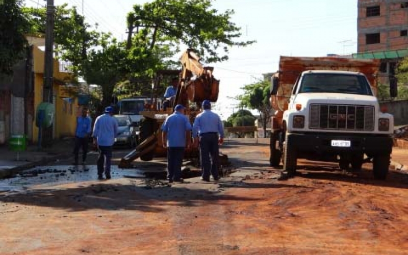 Samae e Secretaria de Obras fazem reparo de adutora na Avenida Souza Naves