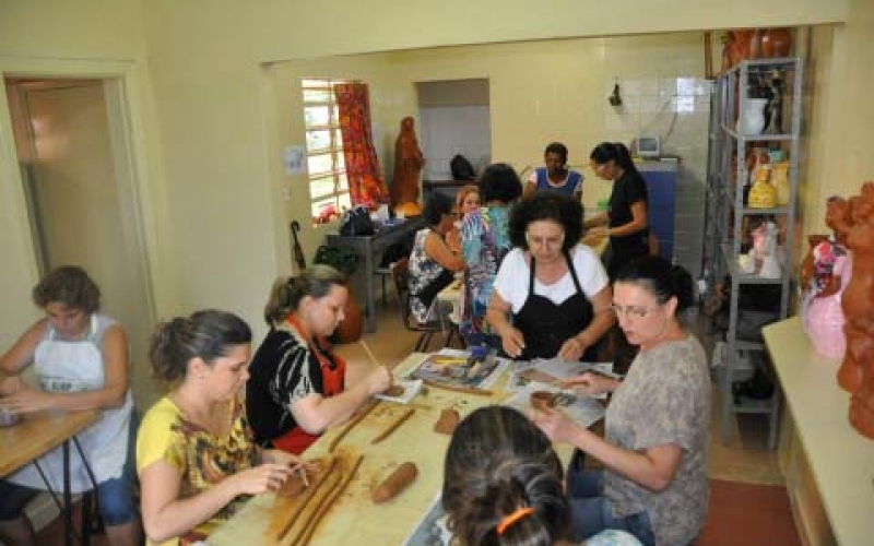 Oficina de Cerâmica com Sônia Patrial para os artesãos de Ibiporã