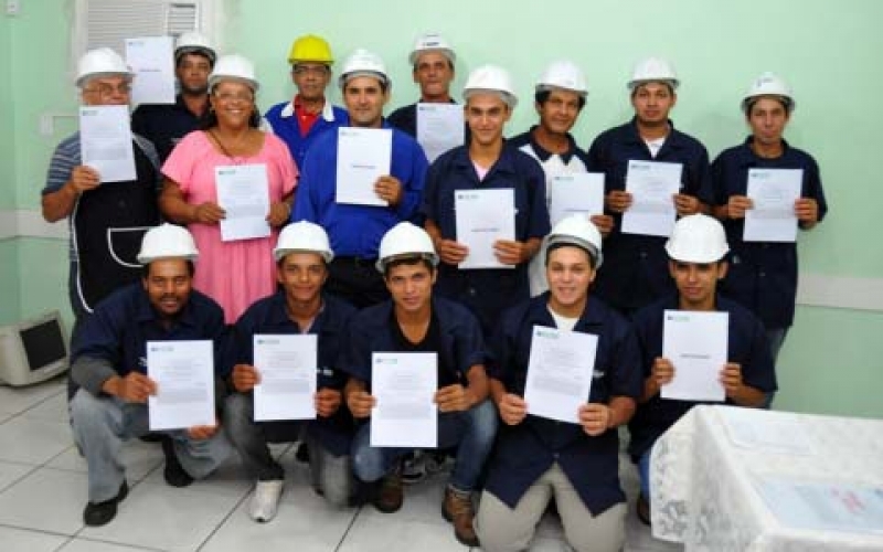 Prefeitura formou 17 novos eletricistas