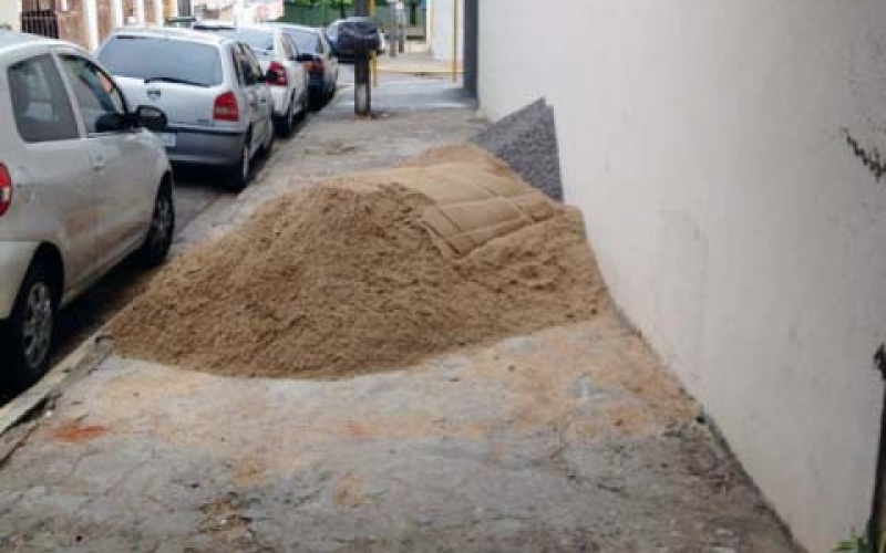 Prefeitura notifica moradores a recolherem materiais de construção depositados em vias públicas