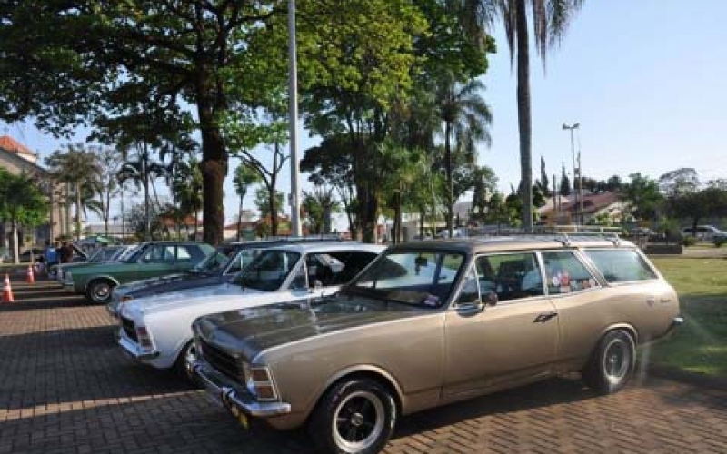 Motor Clube expõe carros antigos na Praça Pio XII