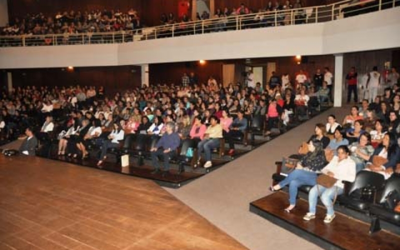 Formação continuada para profissionais do Ensino Municipal é realizada no Cine Teatro