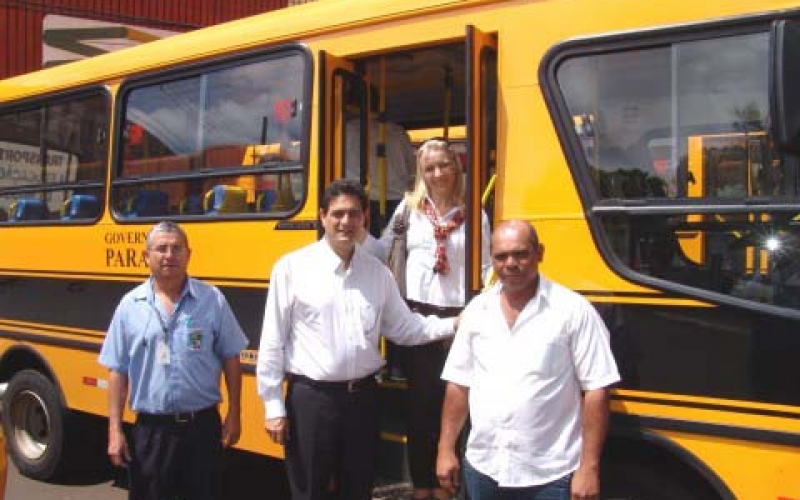 Governador entrega 50 ônibus escolares e quatro vêm para Ibiporã