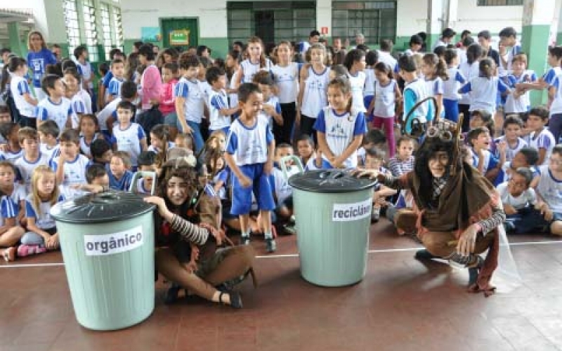 Teatro interage e conscientiza sobre reciclagem