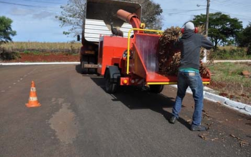 Prefeitura adquire nova máquina de moer galhos