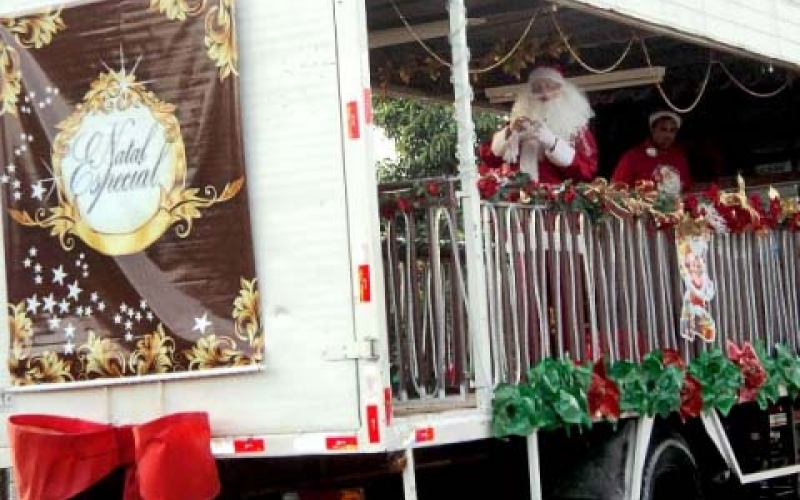 Em Ibiporã, o Papai Noel vai aos bairros