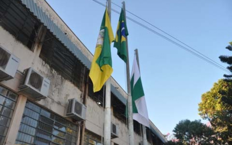 Prefeitura substitui bandeiras do Paço Municipal