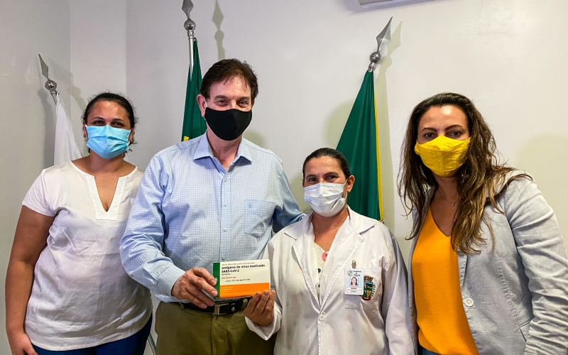 Primeira cidadã ibiporaense é vacinada contra Covid-19. Executivo Municipal e Secretaria de Saúde iniciam campanha