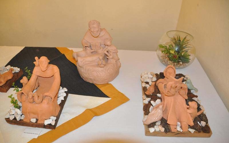 Curso de cerâmica faz exposição de arte em capela