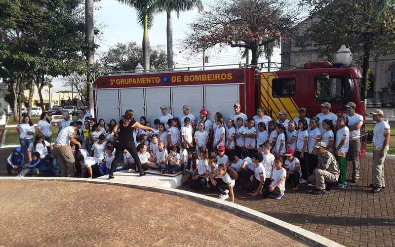 No Dia do Bombeiro: Alunos de escolas de Ibiporã participam do 7º Bombeiros por um Dia