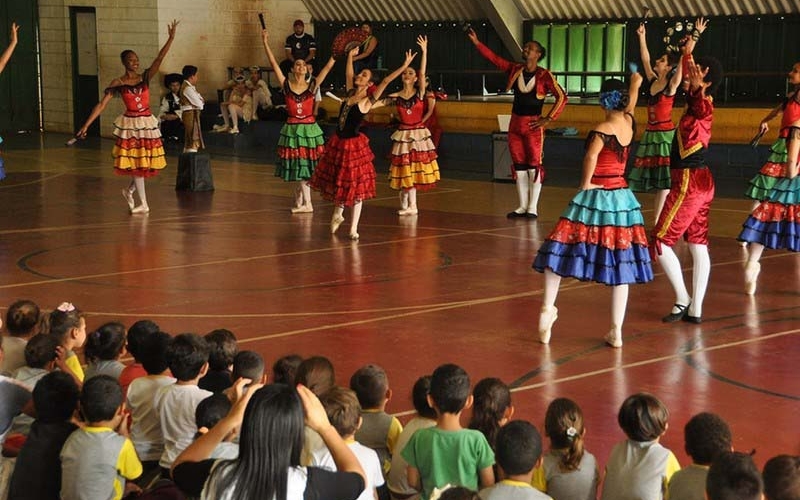 Escola Municipal recebe apresentações do Ballet