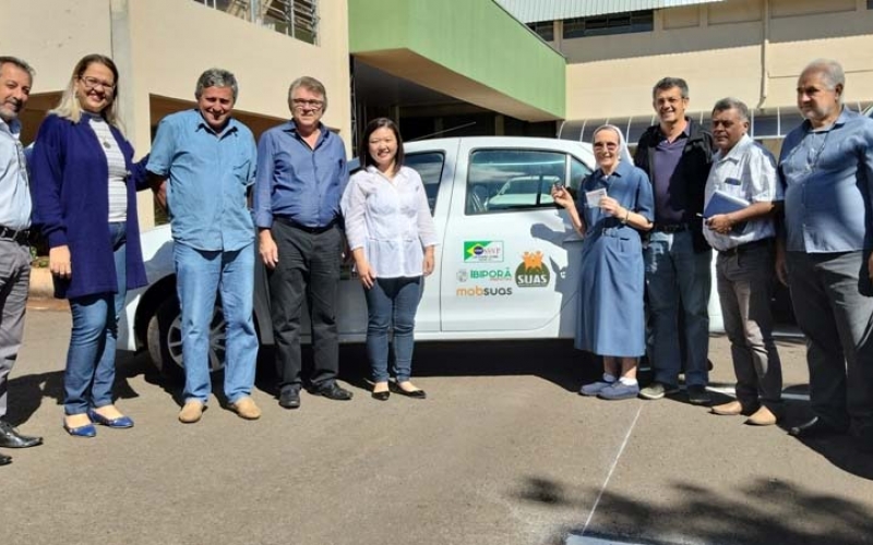 Prefeitura entrega automóvel ao Lar Padre Leone