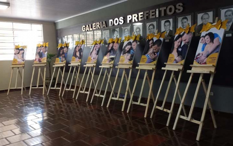 Fotos da campanha “Agosto Dourado” estão expostas no saguão da Prefeitura