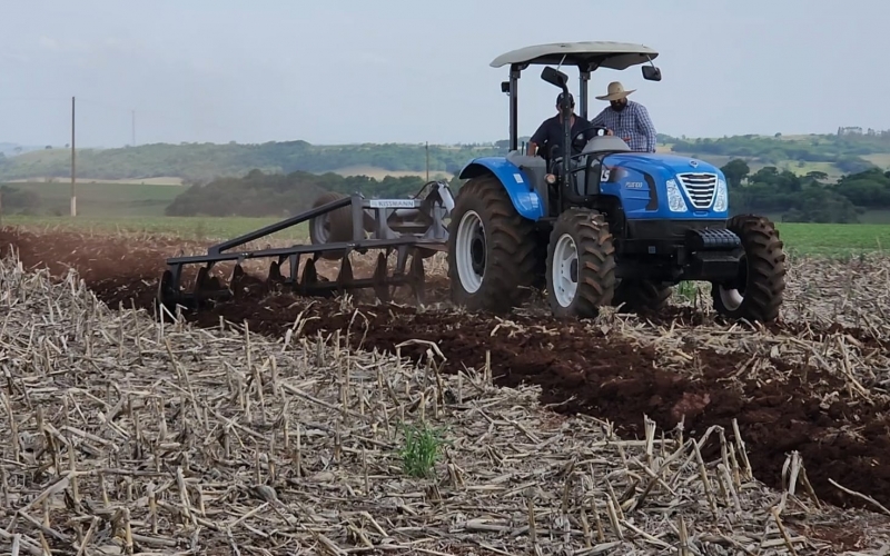 Investimento em Tecnologia Agrícola: Ibiporã aprimora apoio aos pequenos agricultores com terraceador 
